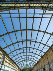 Architettura d'interno di un vecchio edificio industriale abbandonato