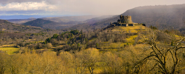 Panoramique château de Murol (63790) à la lueur du soir, Puy-de-Dôme en Auvergne-Rhône-Alpes,...