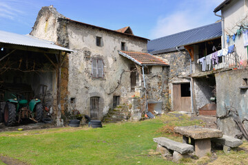 Fototapeta na wymiar Ancienne ferme du massif central à Le Cheix (63200), Puy-de-Dôme en Auvergne-Rhône-Alpes, France