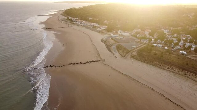 Coucher de soleil sur la ville de la Tranche-sur-Mer (Vend&eacute;e, France)