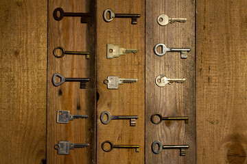 viele Schlüssel auf Holz Bretter