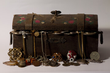 Schatztruhe voller M&uuml;nzen, Gold und Silber Schmuck und russische Abzeichen