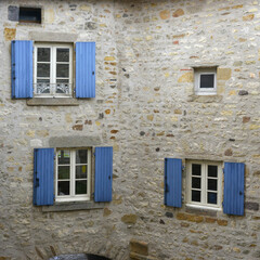 Carré de fenêtres sur façade médiévale à La Sauvetat (63730), Puy-de-Dôme en Auvergne-Rhône-Alpes, France