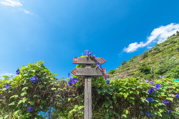 Panneau du sentier de randonnée de Vernazza et de Corniglia, villages des Cinque terre inscris au patrimoine mondial de l'Unesco. Villages colorés d'Italie.