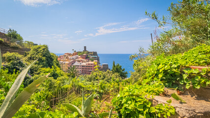 Fototapeta na wymiar Port de Vernazza, vue depuis le sentier de randonnée, village des Cinque terre inscrit au patrimoine mondial de l'Unesco. Village coloré d'Italie.