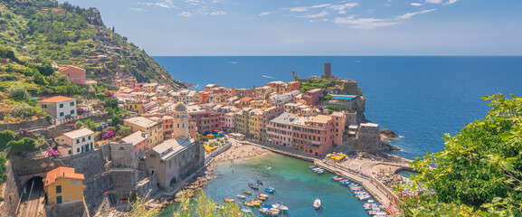 Port de Vernazza, vue depuis le sentier de randonnée, village des Cinque terre inscrit au...