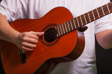 Obraz na płótnie Canvas Man playing an acoustic guitar