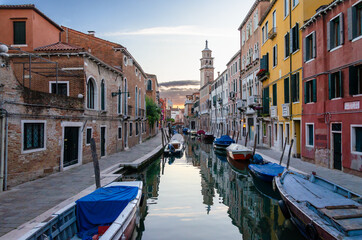 Fototapeta na wymiar Small canal with colourfoul houses - Venice, Venezia, Italy