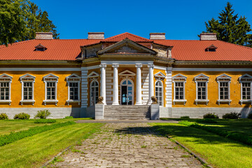 Fototapeta na wymiar A beautiful and picturesque palace in Samchiky. Travel by Ukraine..