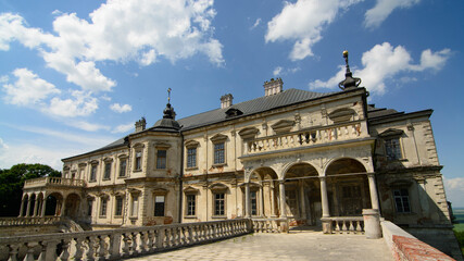 Fototapeta na wymiar view of the old castle near Lviv 