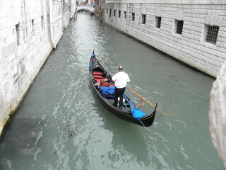 Fototapeta na wymiar Une gondole à Venise