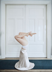 Jung sportliche Yoga Mädchen, posiert, work out, Yoga Kleidung Leggings,  im weißen Raum meditieren 