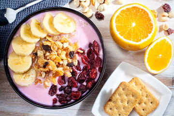 Desayuno con yogurt, cereales y frutas frescas.