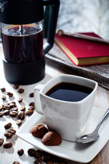 Pequeña taza de cafe con galletas