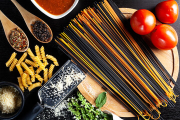 Varios tipos de pasta fina cruda