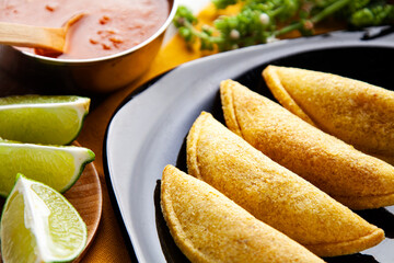 Fritura típica de Colombia acompañada de limón, empanada