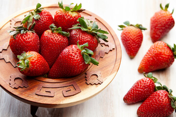 Varias fresas frescas en un tazón