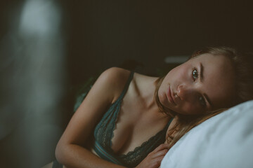 Sexy Damenunterw&auml;sche sinnlich am Morgen M&auml;dchen Akt fotografie, genie&szlig;en Guten Morgen