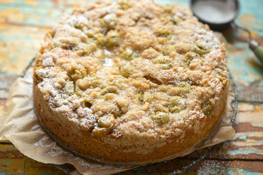 Yoghurt gooseberry cake with crumble and icing sugar 
