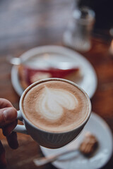 Flatwhite, espresso, cappuccino im Café aus der Tasse trinken professionell zubereitet mood Kaffeesüchtig Frühstück