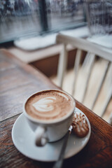 Flatwhite, espresso, cappuccino im Café aus der Tasse trinken professionell zubereitet mood Kaffeesüchtig Frühstück