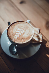 Flatwhite, espresso, cappuccino im Café aus der Tasse trinken professionell zubereitet mood...