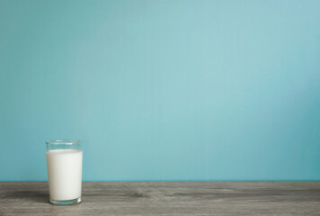 A glass of milk on the table. テーブルの上のグラス一杯の牛乳