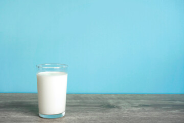 A glass of milk on the table. テーブルの上のグラス一杯の牛乳
