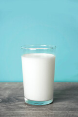 A glass of milk on the table. テーブルの上のグラス一杯の牛乳