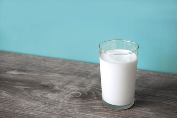 A glass of milk on the table. テーブルの上のグラス一杯の牛乳