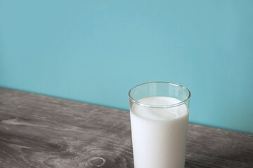 A glass of milk on the table. テーブルの上のグラス一杯の牛乳