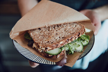 Sandwich zum Frühstück und Abendbrot, Schulbrot, Mahlzeit, Lunch Gesund Bio vegan