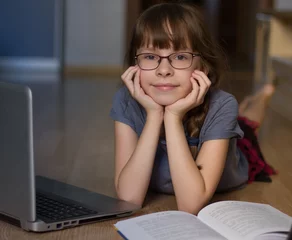 Poster 10 jaar oud meisje leest en studeert thuis via internet © Albert Ziganshin