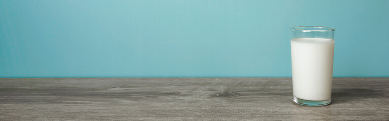 A glass of milk on the table. テーブルの上のグラス一杯の牛乳