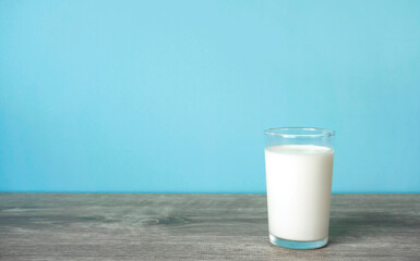 A glass of milk on the table. テーブルの上のグラス一杯の牛乳