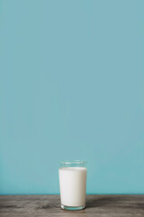 A glass of milk on the table. テーブルの上のグラス一杯の牛乳