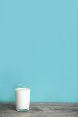 A glass of milk on the table. テーブルの上のグラス一杯の牛乳