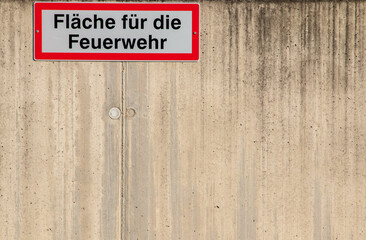 german sign on a concrete wall, keep place free for free brigade