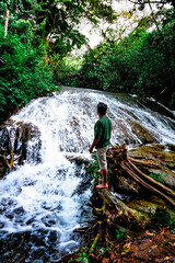Obraz premium Man in the waterfall