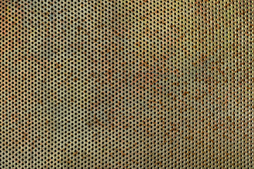 Altes, angerostetes und verwittertes helles Lochblech in Nahaufnahme