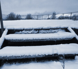 Escalones de balcón con nieve
