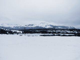 Paisaje de hermosas montañas nevadas