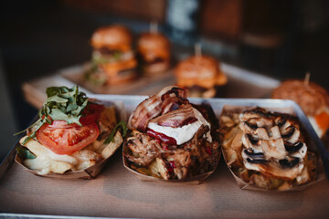 Takeaway in Schalen, cheatday, fastfood, pommes, süßkartoffel, speck, bacon, barbeque.