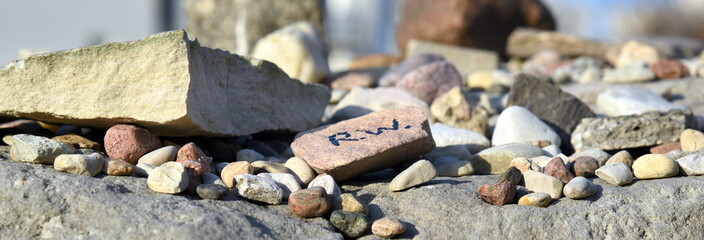 Steine zu Ehren der Toten auf  dem Umschlagplatz in Warschau