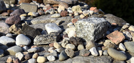 Kieselsteine zum Gedenken an die deportierten Juden auf dem Umschlagplatz in Warschau 