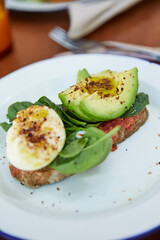 Gesundes Frühstück am Wochenende Avocado Brot, Foodie, Eggs Benedict, Sandwich, Bio, Vegan, vegetarisch, takeaway, govegan, Frühstücksplatte, gesunde Ernährung, foodblog, healthyfood, foodpics