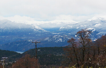 Postal de montañas nevadas desde la cima