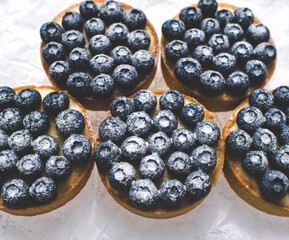 Sand basket with lemon cream and caramel.