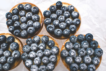 Sand basket with lemon cream and caramel.