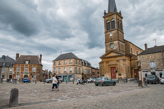 Place d'Armes et l'eEglise Saint-Nicolas de Rocroi